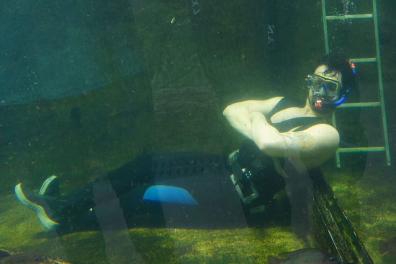 Šimon Bilina v akváriu v seriálu ZOO