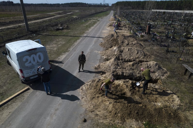 Ukrajinci hloubí nové hroby a pohřbívají své mrtvé, které Rusové vhodili do masových hrobů či je ponechala ležet na ulicích.