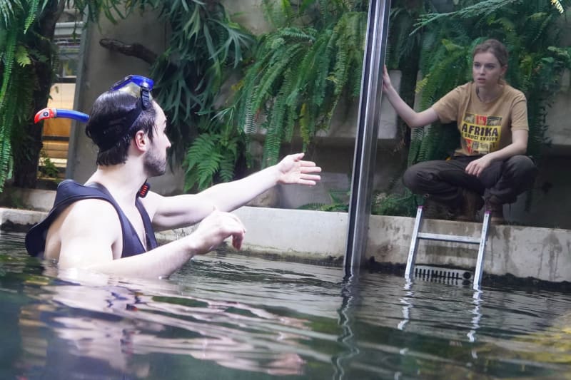 Šimon Bilina a Michaela Pecháčková v akváriu v seriálu ZOO