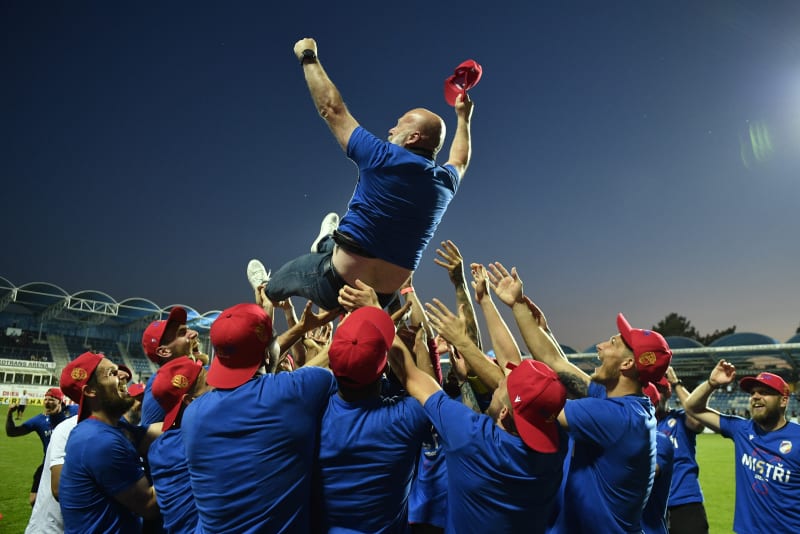 Hráči Plzně, kteří získali titul, vyhazují nad hlavy trenéra Michala Bílka