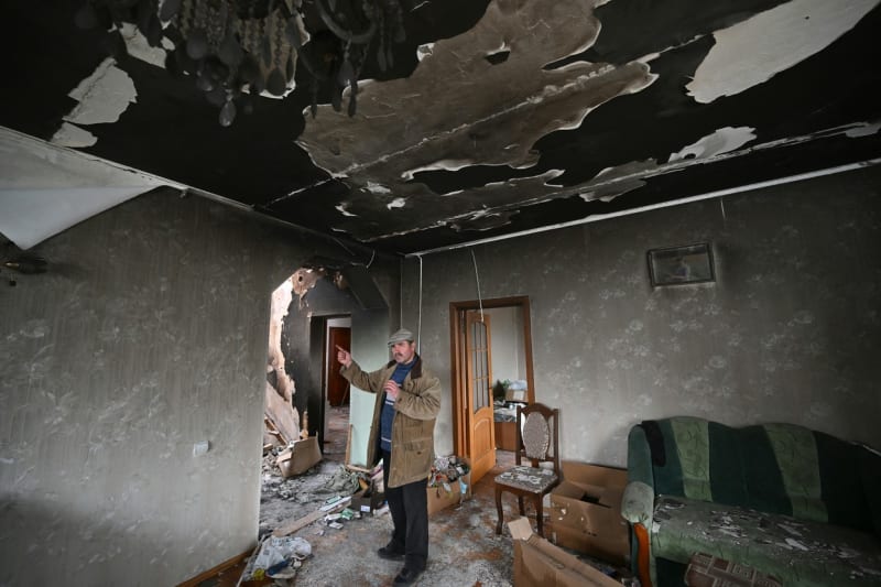 Muž z Buči ukazuje svůj poničený byt. Ničení mají na svědomí ruští vojáci.