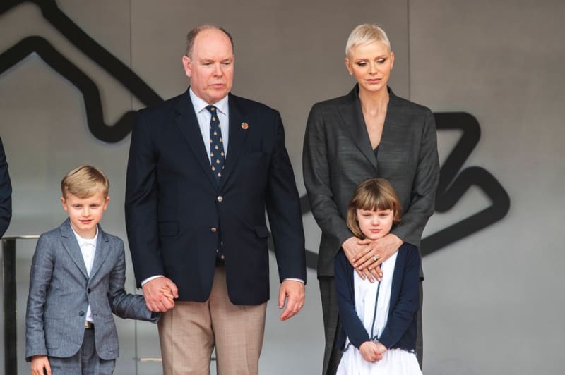 Monacká kněžna Charlene s rodinou poprvé na veřejnosti po zotavení ze závažné infekce. (30. května 2022)