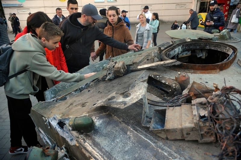 Některá zničená vozidla Rusů dnes slouží i jako atrakce.