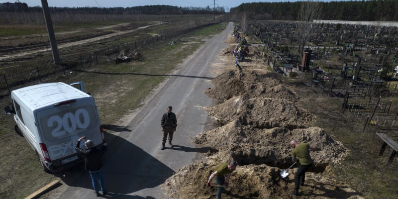 Ukrajinci hloubí nové hroby a pohřbívají své mrtvé, které Rusové vhodili do masových hrobů či je ponechala ležet na ulicích.