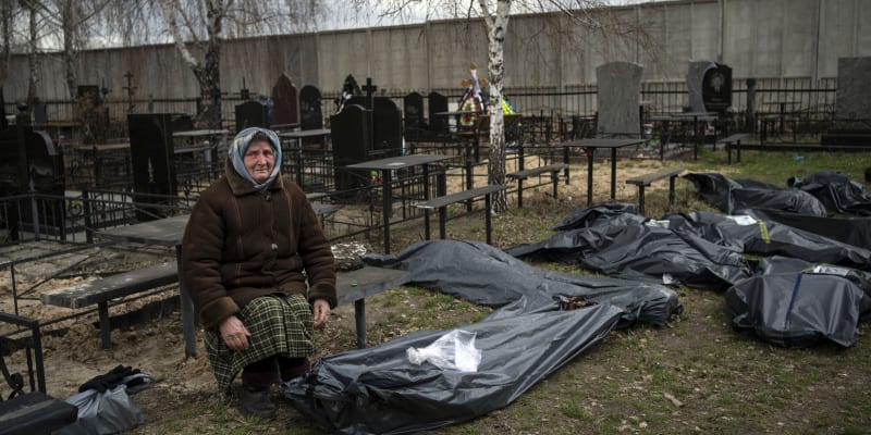 Ukrajinská matka v Buči u těla svého zabitého syna.