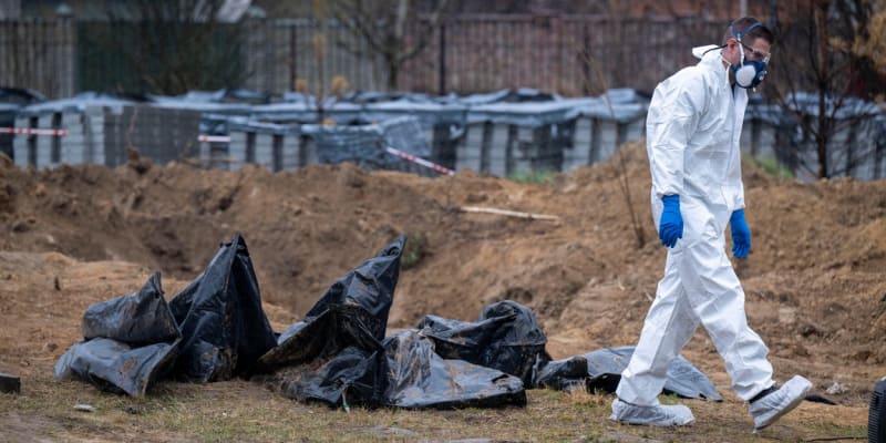 Řadu zavražděných obyvatel Buče Rusové jen hodili do masových hrobů. Poslední týdny probíhá exhumace jejich ostatků.