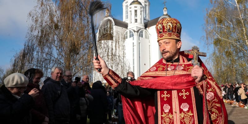 Pravoslavný kněz v Buči žehná obyvatelům města Buča během velikonočních svátků.