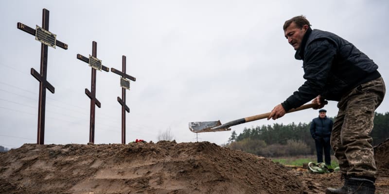 Lidé v Buči pohřbívají své mrtvé, kteří zahynuli během ruské okupace města.