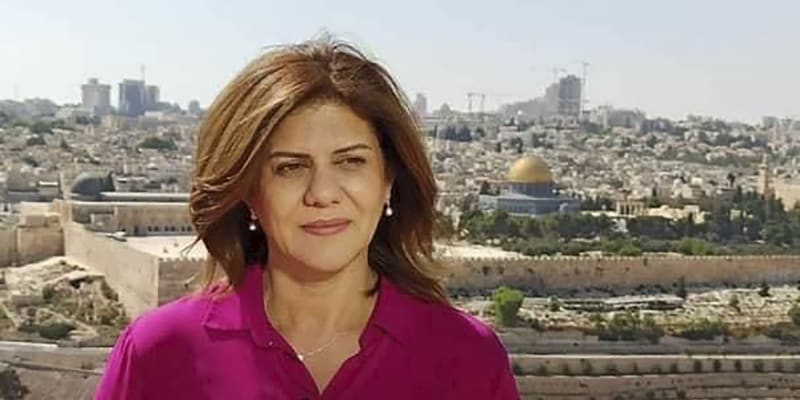 Známá reportérka katarské televizní stanice Al-Džazíra Širín abú Aklahová zemřela na palestinském Západním břehu Jordánu poté, co ji zasáhly střely vypálené izraelskou armádou