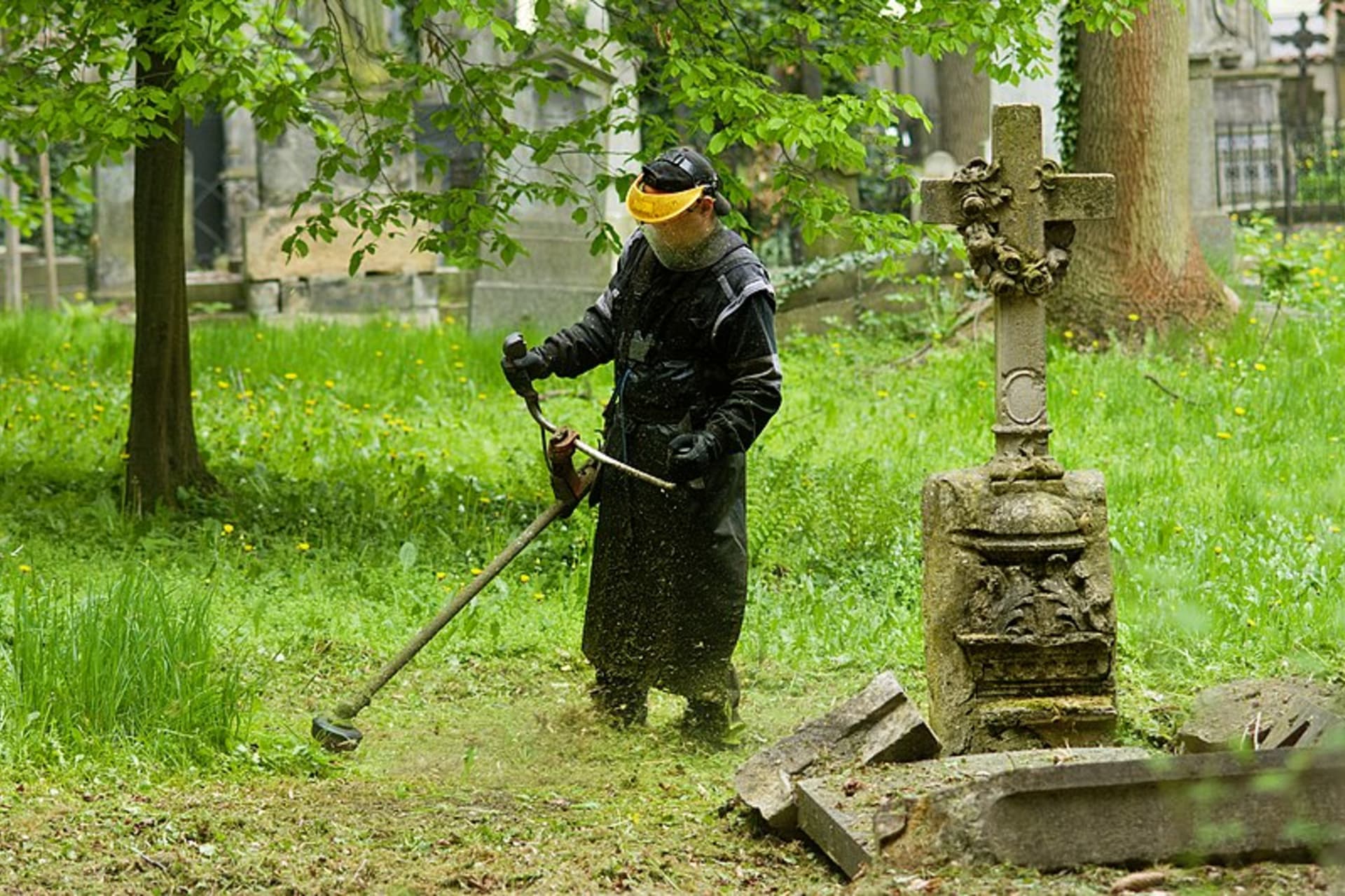 Velké plochy Olšanských hřbitovů vyžadují pravidelnou údržbu