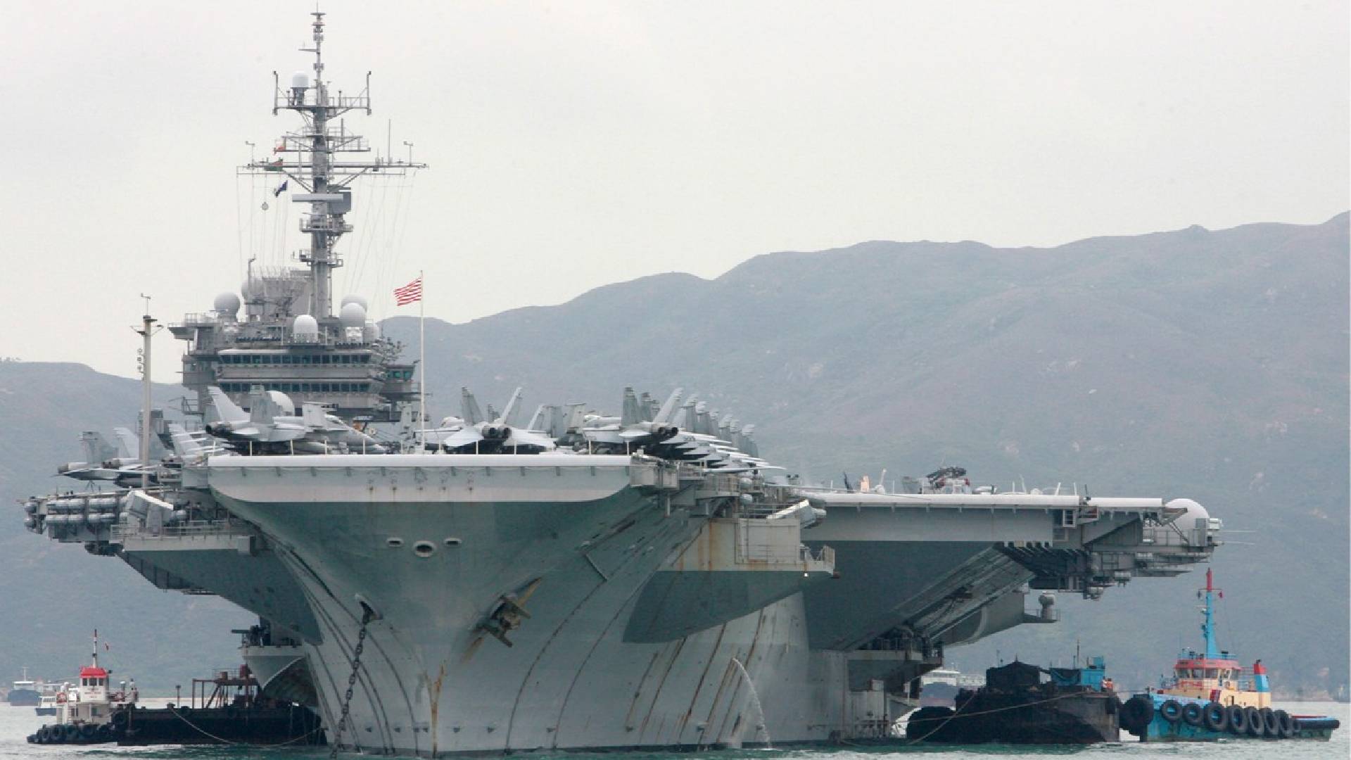 USS Kitty Hawk ještě v plné síle na návštěvě Hongkongu
