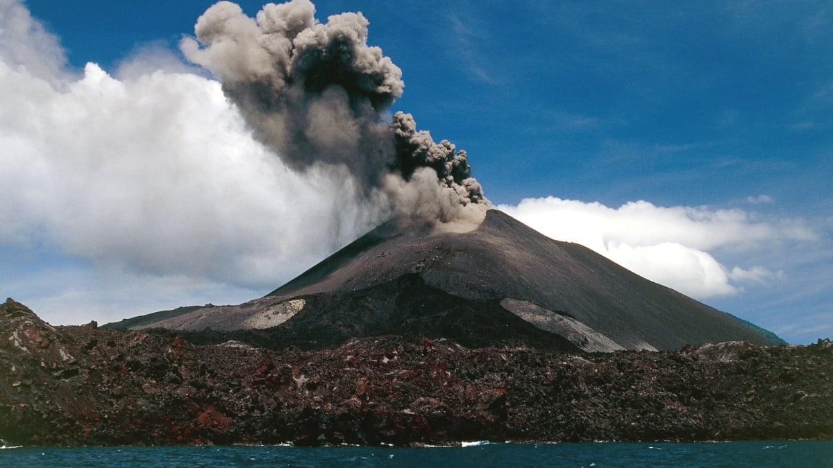Popel chrlící Anak Krakatoa v březnu 2010 (ilustrační foto)