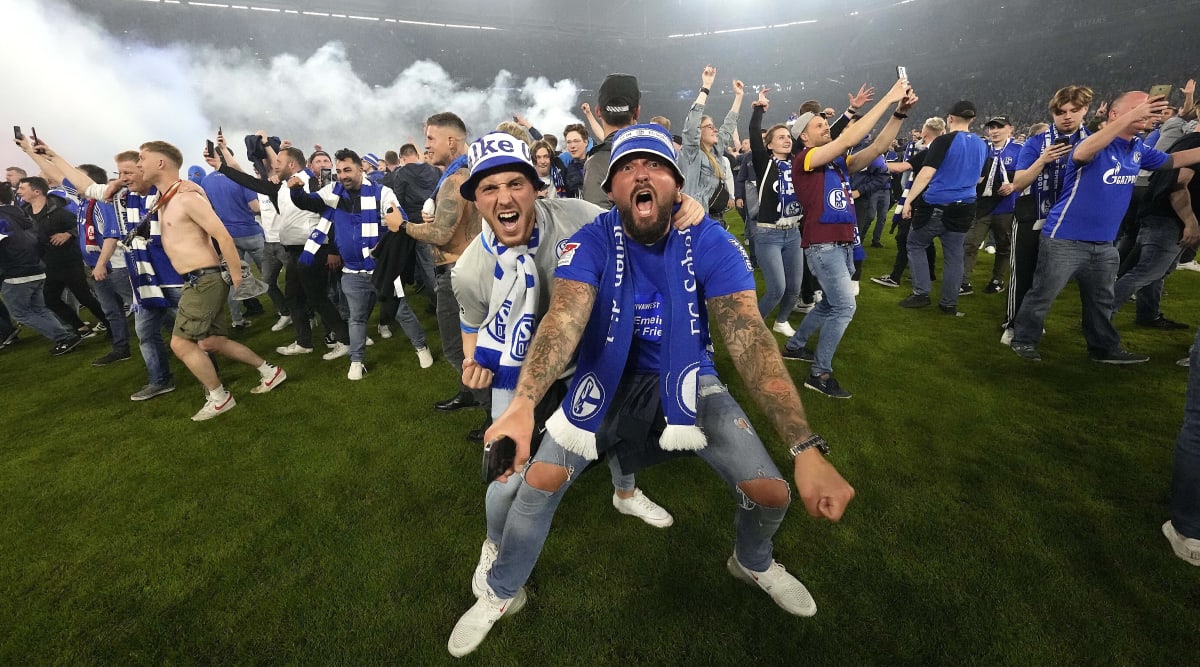 Fanoušci německého fotbalového klubu Schalke 04 vtrhli po vítězném utkání 3:2 nad FC St. Pauli ve druhé bundeslize na trávník Veltins Areny v Gelsenkirchenu, aby oslavili postup do nejvyšší soutěže. Na tribunách však někteří lidé bojovali o život.