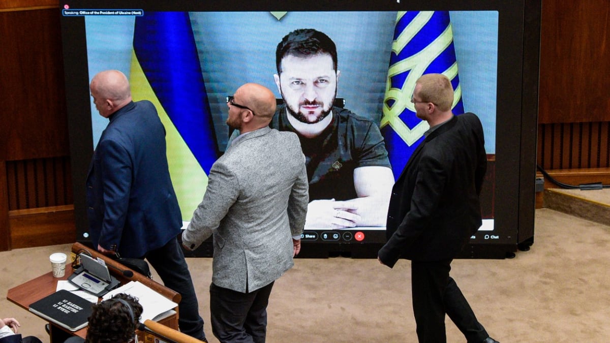 Slovenští poslanci LSNS odchází ze sálu kvůli projevu ukrajinského prezidenta Volodymyra Zelenského.
