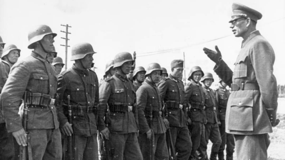 Generál Vlasov hovoří se sovětskými vojáky v uniformách nacistického Wehrmachtu