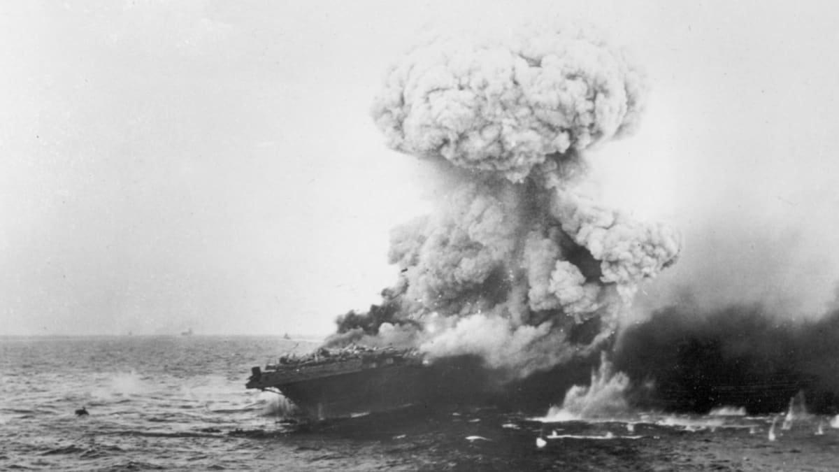 USS Lexington při svém potopení 8. května 1942