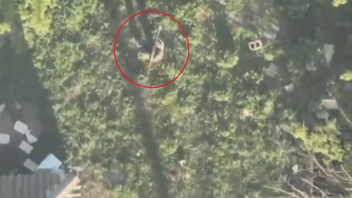 Ruský voják řádil s RPG. Dron na něj shodil výbušninu.