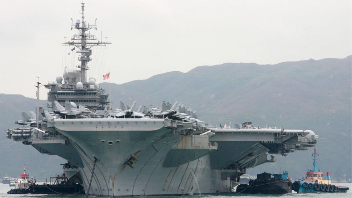 USS Kitty Hawk ještě v plné síle na návštěvě Hongkongu