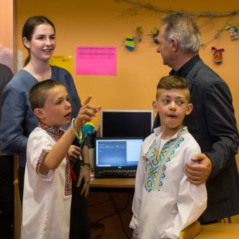 Kateřina Zemanová navštívila Obecní úřad Loukov, kde jsou dočasně ubytováni chlapci z ukrajinského dětského domova.