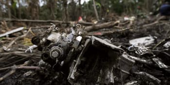V Kamerunu se zřítilo letadlo do lesa. Záchranáři pátrají po cestujících