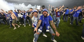 Fanoušek fotbalového Schalke hodlá žalovat klub. Bál se o život při postupových oslavách