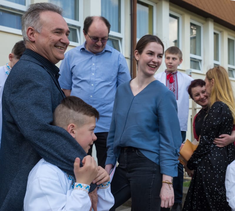 Kateřina Zemanová navštívila Obecní úřad Loukov, kde jsou dočasně ubytováni chlapci z ukrajinského dětského domova.