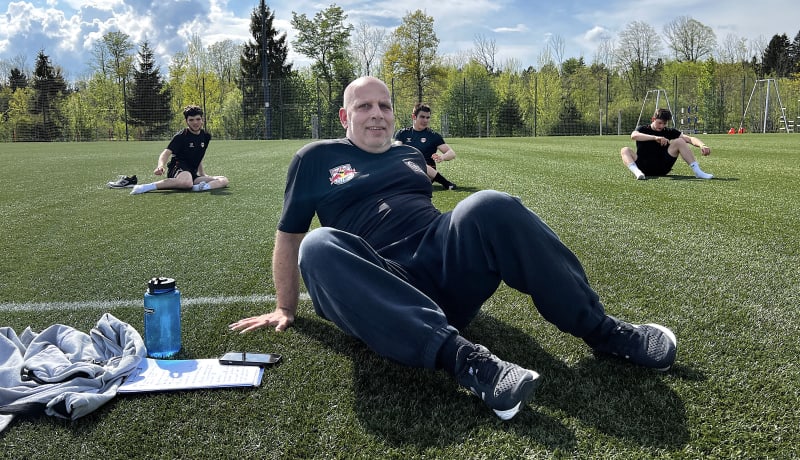 Český masér a fyzioterapeut Petr Hubal „předcvičuje“ mladým hokejistům při venkovním tréninku v Akademii Red Bullu v rakouském Salcburku.