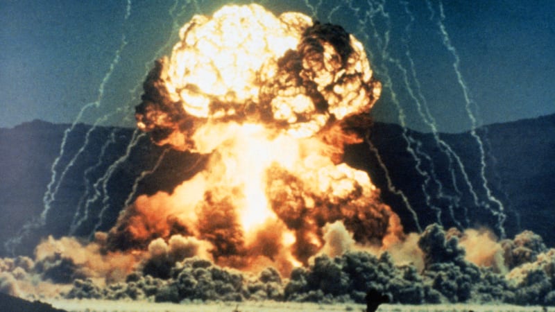 Při prvním testu atomové bomby se počítalo i se zničením planety. Podívejte se na přelomovou explozi