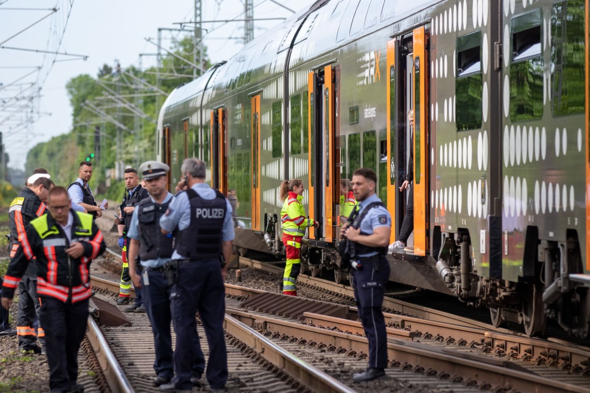 Tři lidi ve vlaku na západě Německa pobodal jedenatřicetiletý Iráčan.