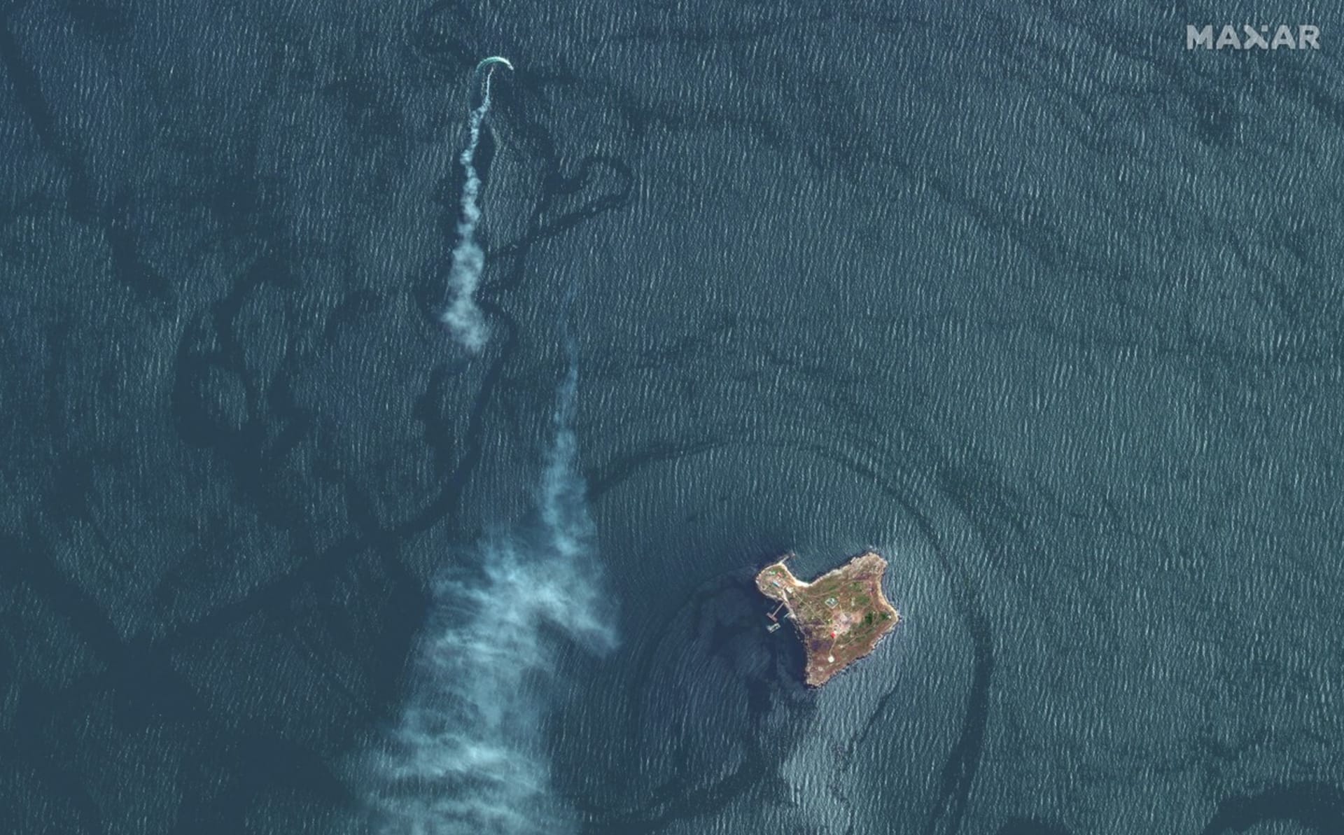 Tento satelitní snímek zveřejněný společností Maxar Technologies dne 12. května 2022 zobrazuje vyloďovací plavidlo třídy Serna a pravděpodobný raketový pruh u Hadího ostrova.