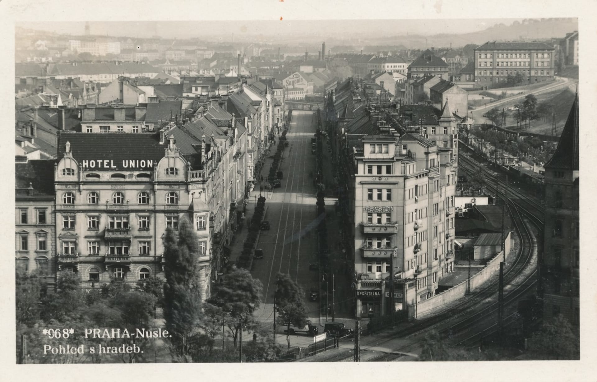 Pohled z vyšehradských hradeb na Přemyslovo náměstí kde stojí hotel Union a do ulice Oldřichova.Jde zde vidět také potok Botič. Pohled z roku 1924. Dnes Ostrčilovo náměstí.