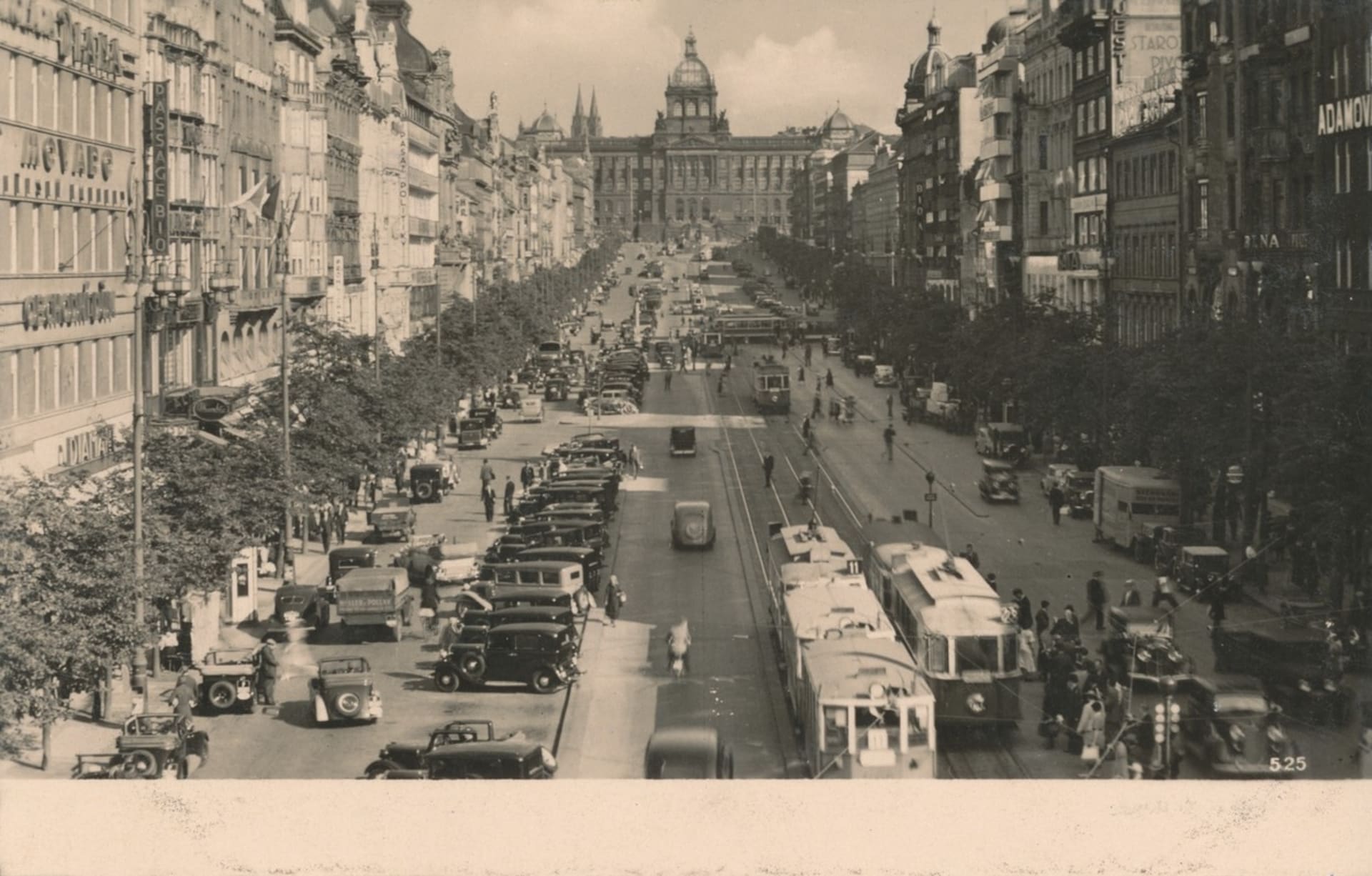 Václavské náměstí v pohledu k Národnímu muzeu, poštou roku 1944.