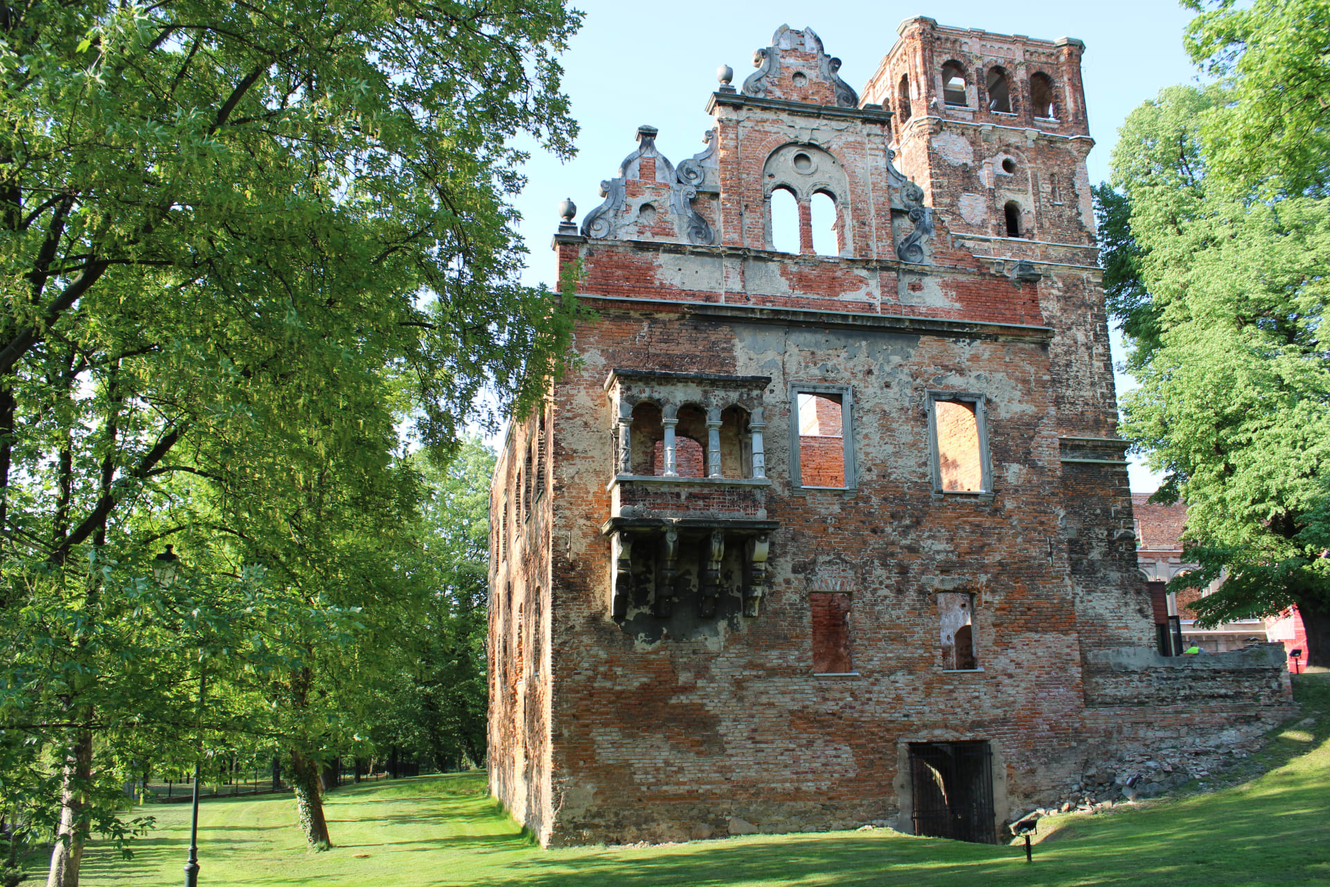 Tworków nedaleko česko-polských hranic. Ruina zámku, který byl rozstřílen v roce 1945. Na fasádě jsou stále vidět stopy po munici z tanků, děl i samopalů.