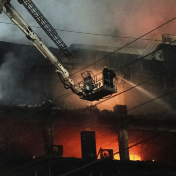 Při požáru obchodního domu v Dillí zemřelo 27 lidí.