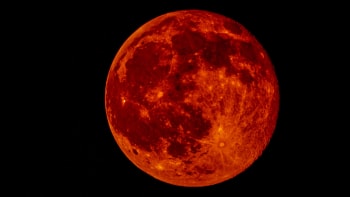 Krvavý úplněk přinese v pondělí ráno i zatmění Měsíce. Jak to bude s pozorováním v Česku?