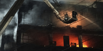 V indickém Dillí hořel obchodní dům. Tragický požár nepřežilo 27 lidí