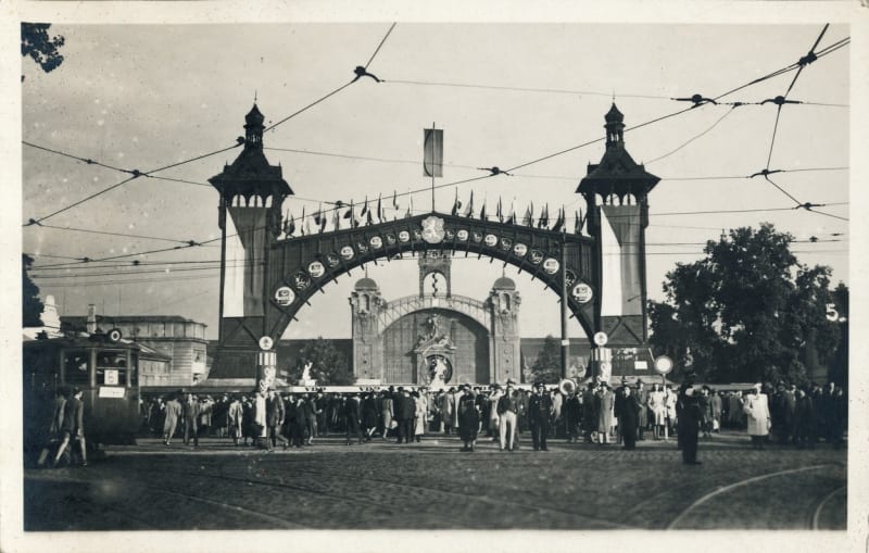 Vstupní brána na výstaviště v Holešovicích - Pražské vzorkové veletrhy, roku 1946