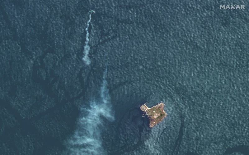 Tento satelitní snímek zveřejněný společností Maxar Technologies dne 12. května 2022 zobrazuje vyloďovací plavidlo třídy Serna a pravděpodobný raketový pruh u Hadího ostrova.