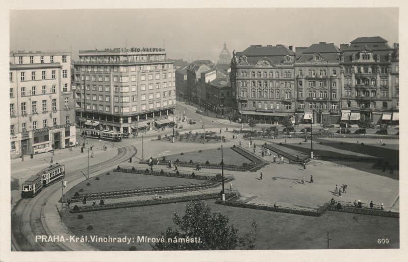 Náměstí Míru, dříve Purkyňovo náměstí. Dům Valdek byl původně stavěn jako obchodní, později zde však byly zřízeny i komfortní podnikatelské byty i s lékařskými ordinacemi a kanceláře, v přízemí byl známý bufet. Dům měl dva suterény, v nichž byl zřízen biograf se 722 místy. Provoz kina Valdek byl zahájen v roce 1930, po 2. světové válce bylo přejmenováno na Varšava. V dálce jde vidět věž Národního muzea. Rok 1933.