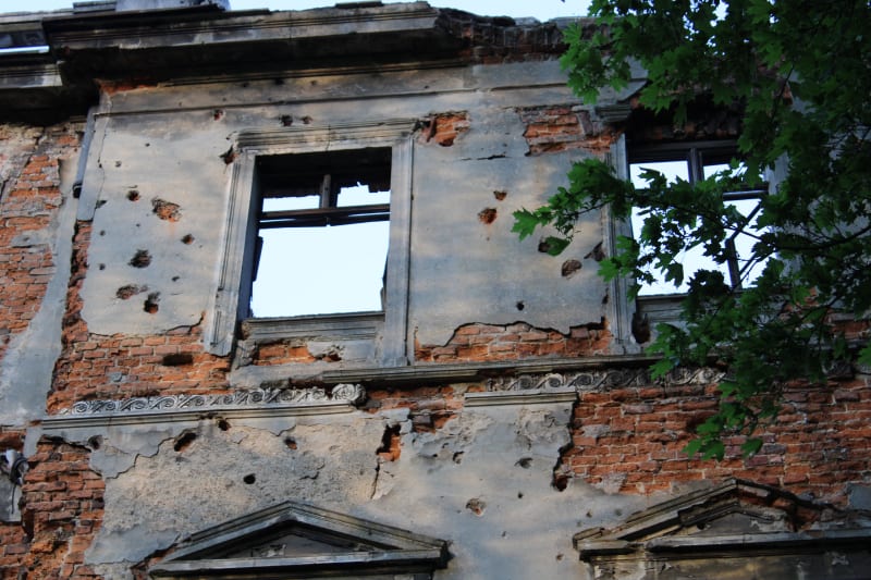 Sławików nedaleko česko-polských hranic. Ruina zámku, který byl rozstřílen v roce 1945. Na fasádě jsou stále vidět stopy po munici z tanků, děl i samopalů.