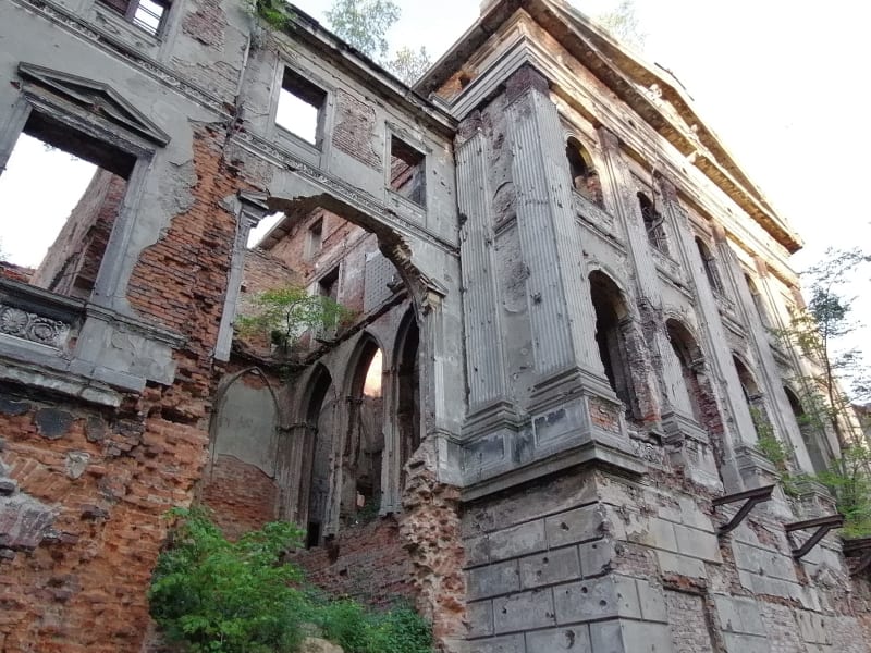 Sławików nedaleko česko-polských hranic. Ruina zámku, který byl rozstřílen v roce 1945. Na fasádě jsou stále vidět stopy po munici z tanků, děl i samopalů.