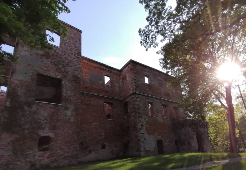 Tworków nedaleko česko-polských hranic. Ruina zámku, který byl rozstřílen v roce 1945. Na fasádě jsou stále vidět stopy po munici z tanků, děl i samopalů.