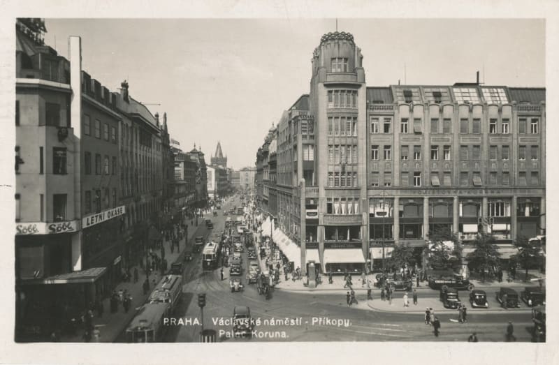 Pohled z Václavského náměstí do ulice Příkop. Rohový dům vpravo - Palác Koruna. Prošlo poštou roku 1940