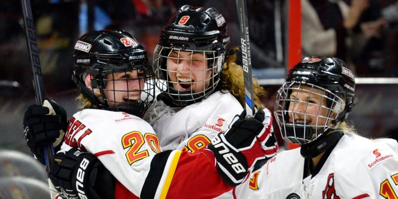 Kanadská hokejistka Jessica Campbellová (vlevo) se traduje se spoluhráčkami z týmu Calgary Inferno ze vstřeleného gólu do sítě Les Canadiennes de Monteral v březnu 2016.