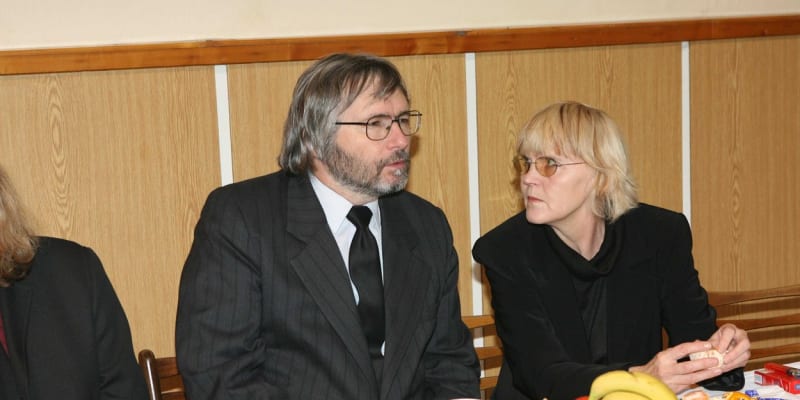 Syn Petra Haničince, Ondřej, se v pubertě chytil drog a alkoholu. Herec ho nakonec vydědil. Na snímku z roku 2007 (z otcova pohřbu).