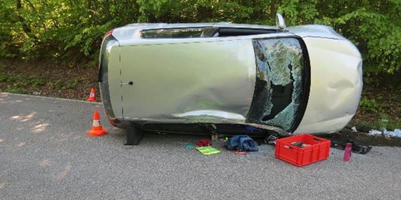 Řidič osobního auta u Bílé Třemešné na Trutnovsku ve čtvrtek odpoledne srazil dva lidi, kteří vedli kočárek s kojencem.