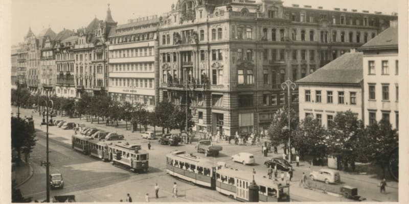 Václavské náměstí v pohledu k ústí Jindřišské ulice. Prošlo poštou roku 1955