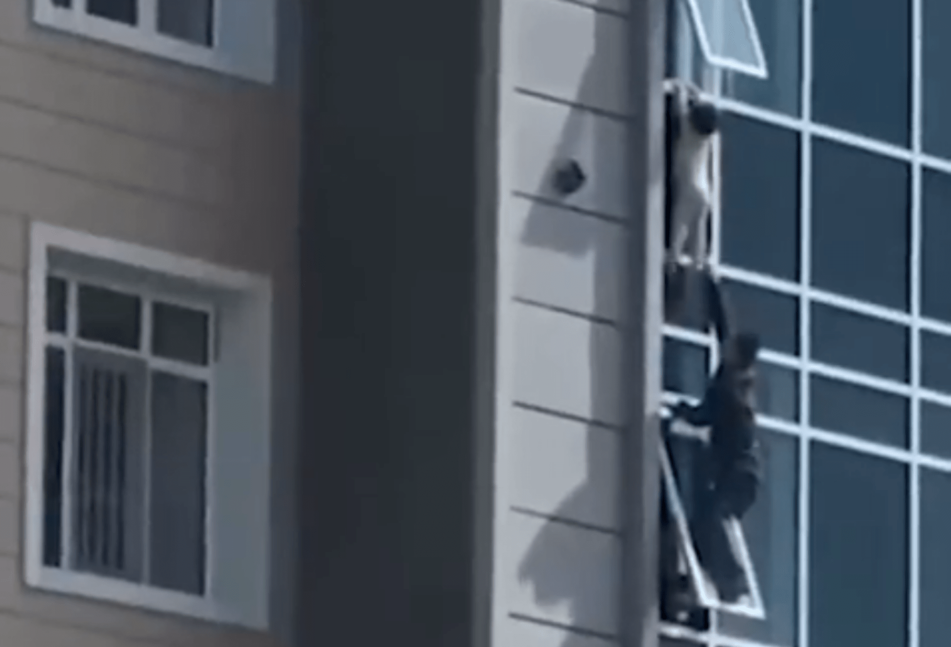 Muž zachránil holčičku visící z okna v 8. patře.