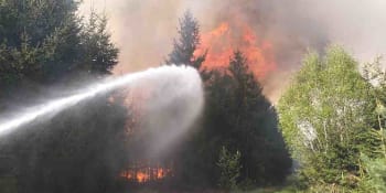 V národním parku Saské Švýcarsko u českých hranic hoří. S plameny bojuje stovka hasičů