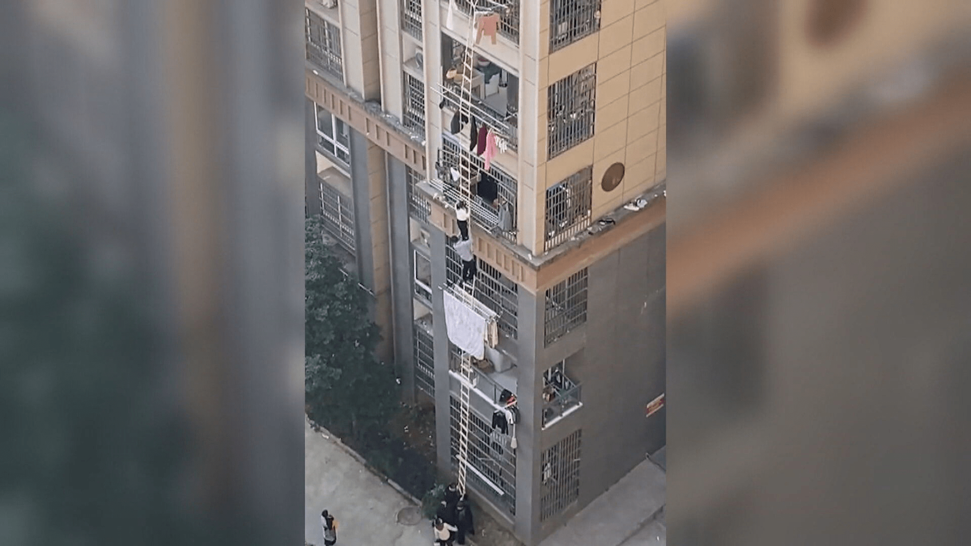 Lidé v Šanghaji utíkají po žebřících.